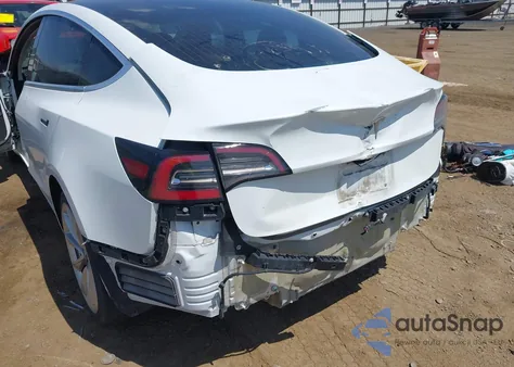 2018 Tesla Model 3 Long Range/Mid Range z USA, uszkodzony, nr VIN 5YJ3E1EAXJF053717